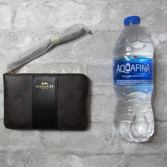 New Coach Wristlet - Picture 2 of 6